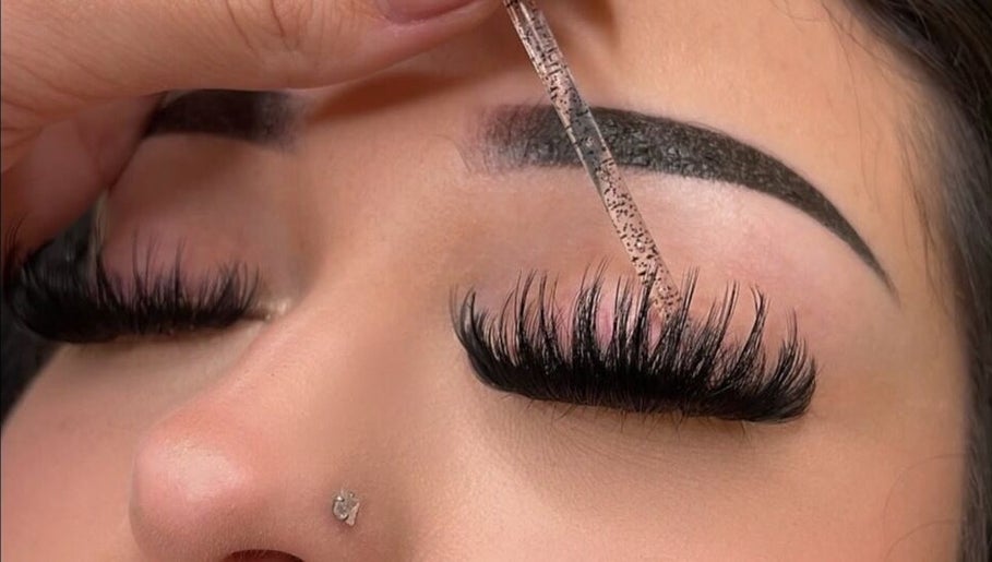 Expert lash extension application at Iconic Lash Babe, Melbourne, Victoria, AU, showcasing perfect eyelash technique.