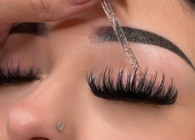 Expert lash extension application at Iconic Lash Babe, Melbourne, Victoria, AU, showcasing perfect eyelash technique.