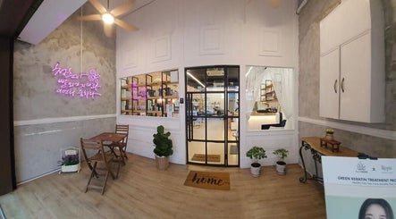 Entrance of La FIORIRE Korean Hair Salon Kota Damansara in Petaling Jaya, Selangor, MY with chic decor.
