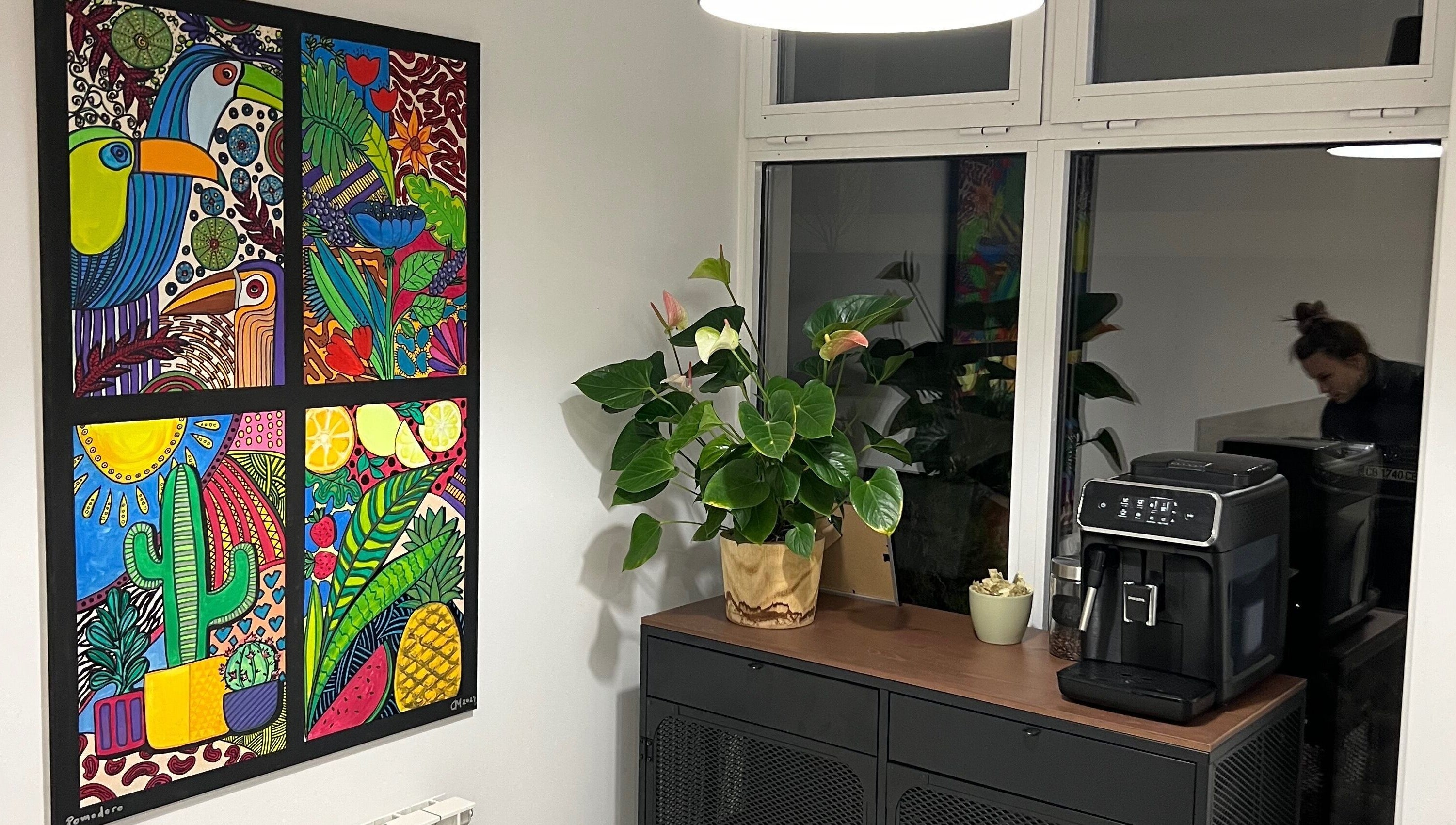 Цветен интериор в Pomodoro Nails, София, София град, с растителност и машина за кафе.