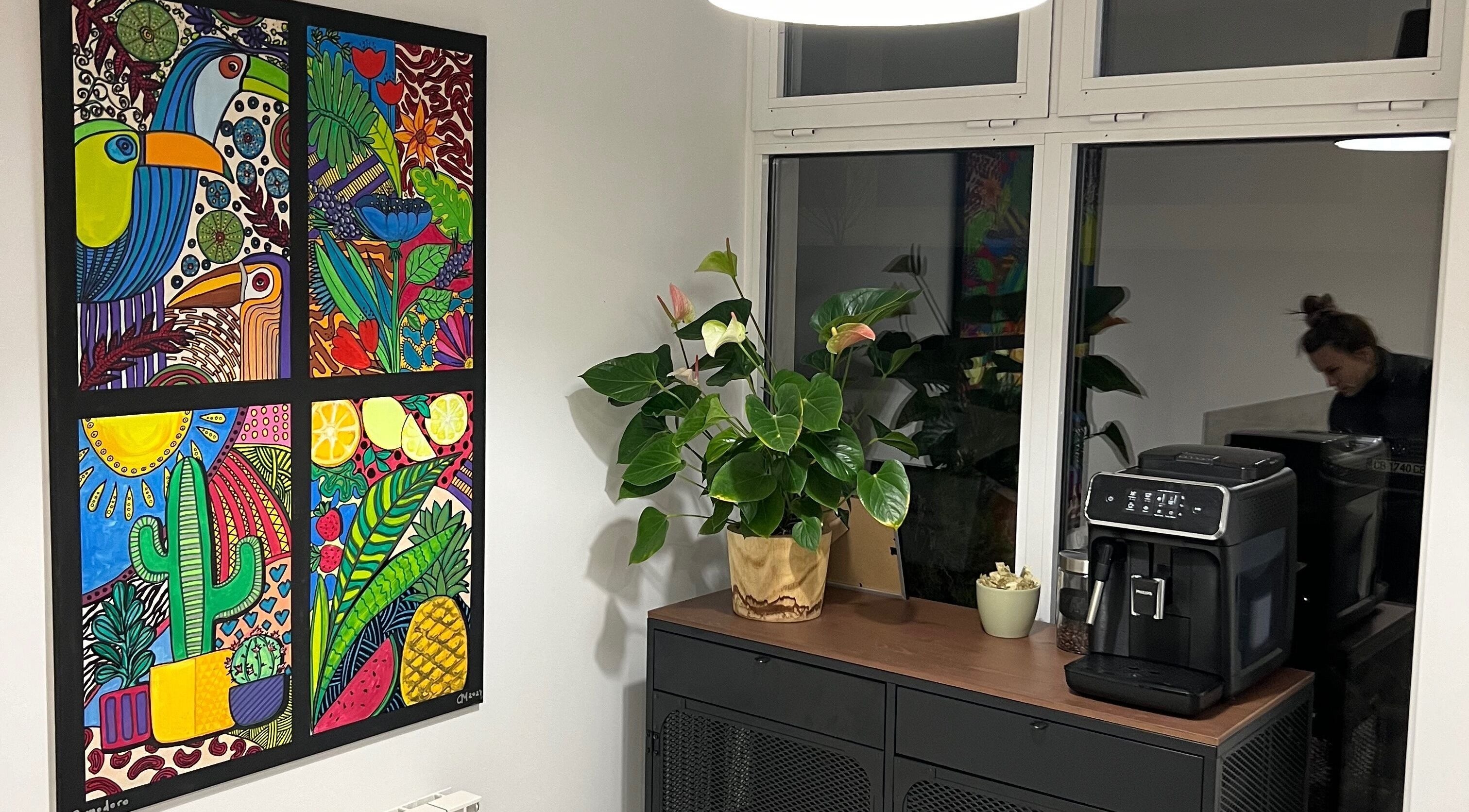 Цветен интериор в Pomodoro Nails, София, София град, с растителност и машина за кафе.