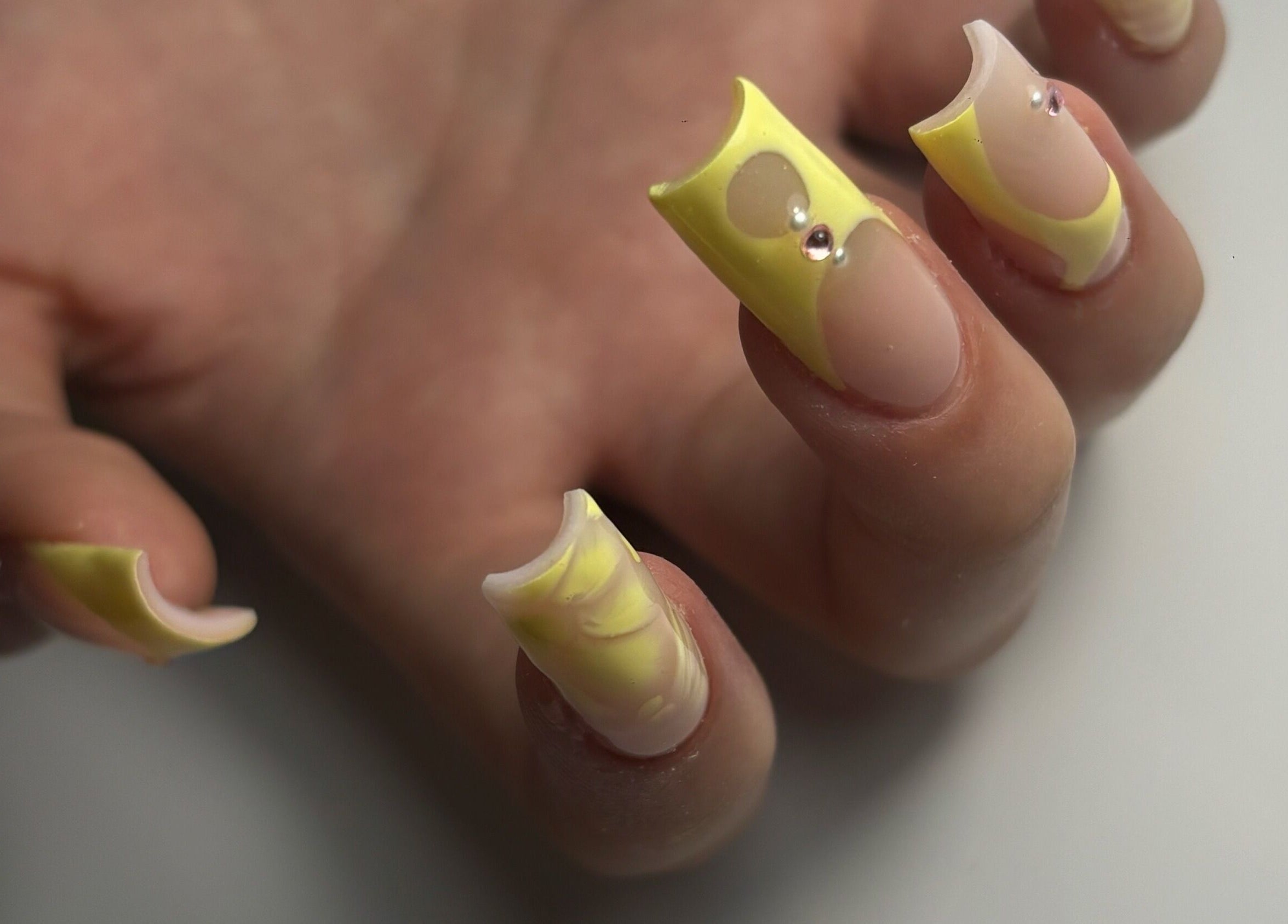 Стилен жълт маникюр от Pomodoro Nails, София, София-град, BG.