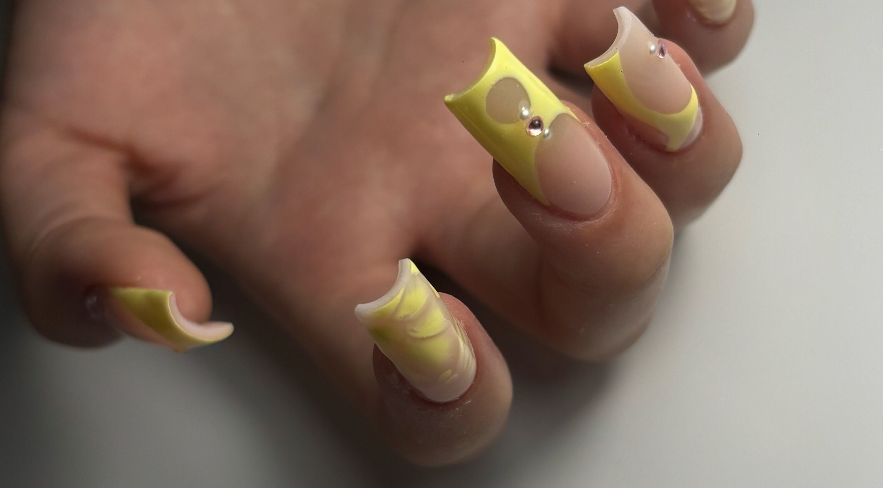 Стилен жълт маникюр от Pomodoro Nails, София, София-град, BG.