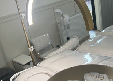 Relaxing treatment space at Liv Chapman Aesthetics & Nails in Watford, England, GB with elegant lighting.