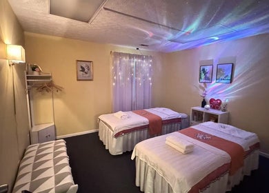 Relaxing massage room at Perfect Massage, Columbus, Ohio, US. Featuring soft lighting and double massage tables.
