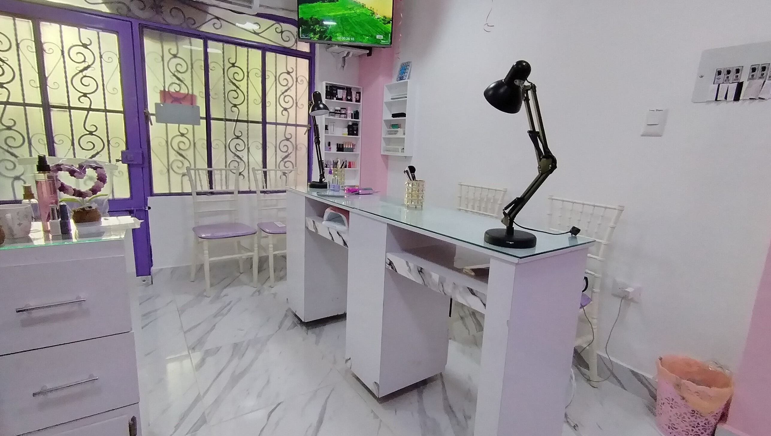 Interior moderno de Divi House Studio DHS en Neiva, Huila, CO, con estación de trabajo y decoración elegante.