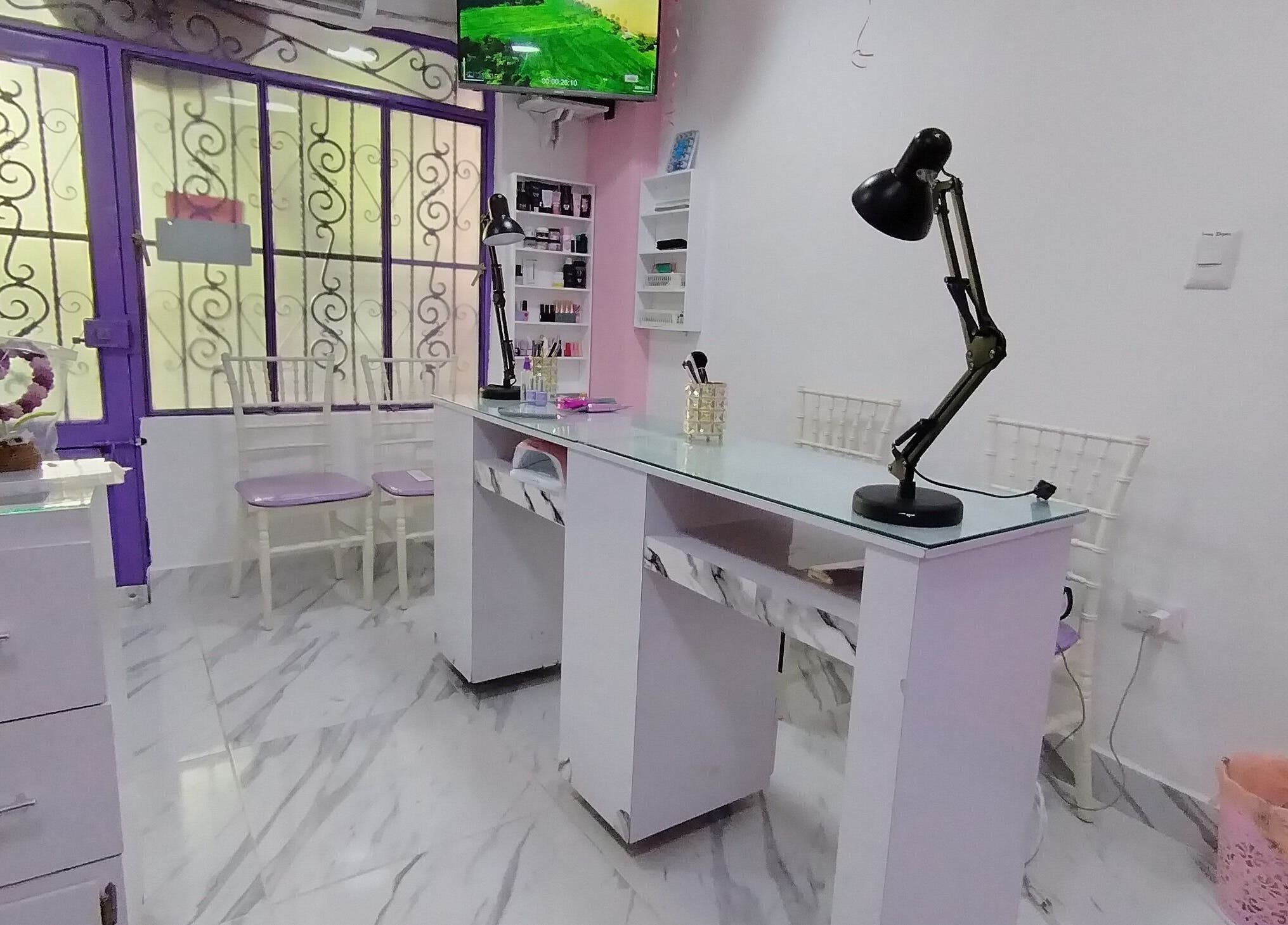 Interior moderno de Divi House Studio DHS en Neiva, Huila, CO, con estación de trabajo y decoración elegante.