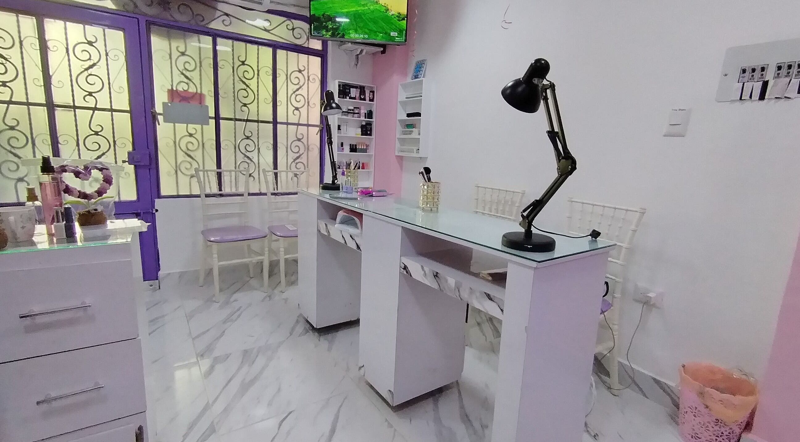 Interior moderno de Divi House Studio DHS en Neiva, Huila, CO, con estación de trabajo y decoración elegante.