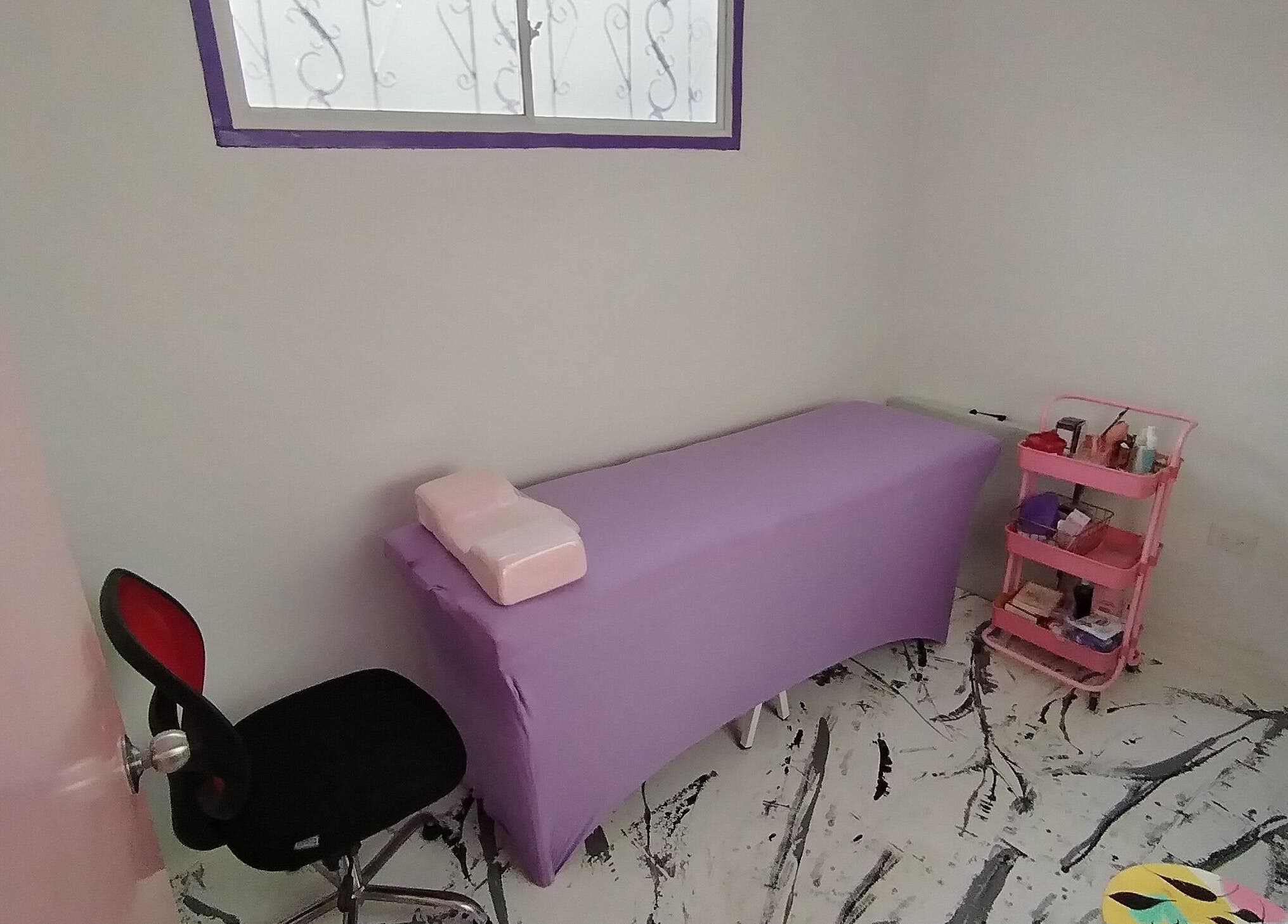 Sala de tratamientos en Divi House Studio DHS, Neiva, Huila, CO, con camilla y carrito de productos.