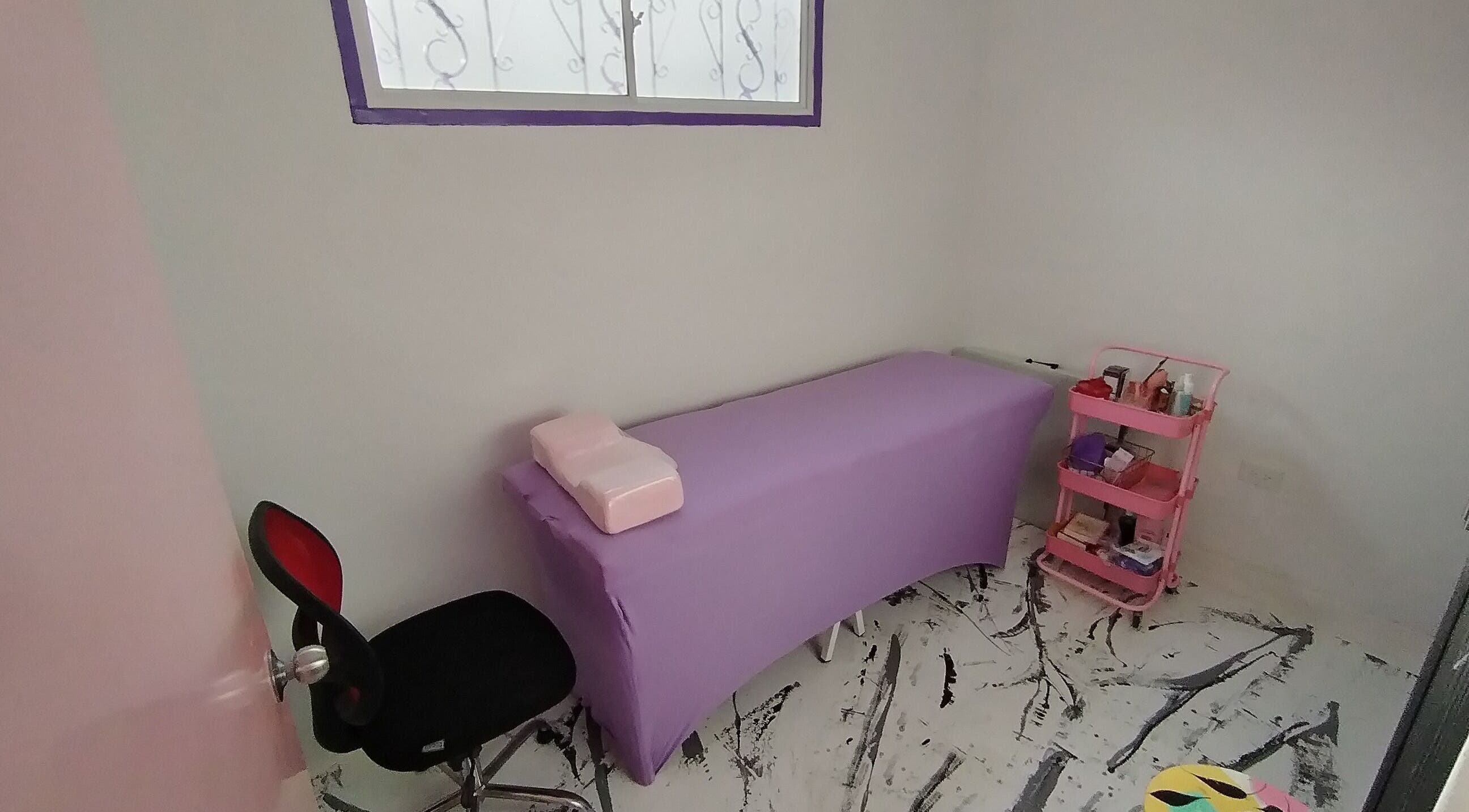 Sala de tratamientos en Divi House Studio DHS, Neiva, Huila, CO, con camilla y carrito de productos.