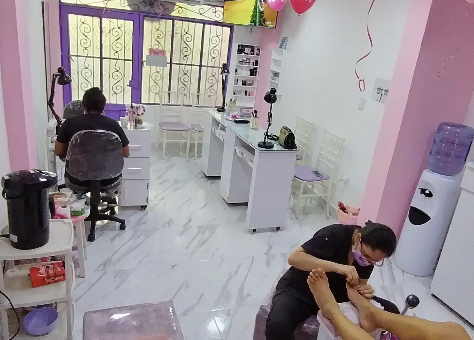 Un salón de belleza en Divi House Studio DHS, Neiva, Huila, CO, especializado en pedicuras con colores suaves.