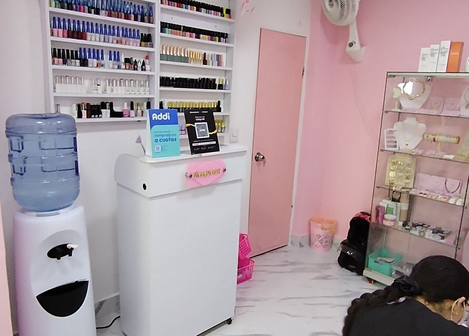 Interior de Divi House Studio DHS en Neiva, Huila, CO, mostrando esmaltes y accesorios de belleza.