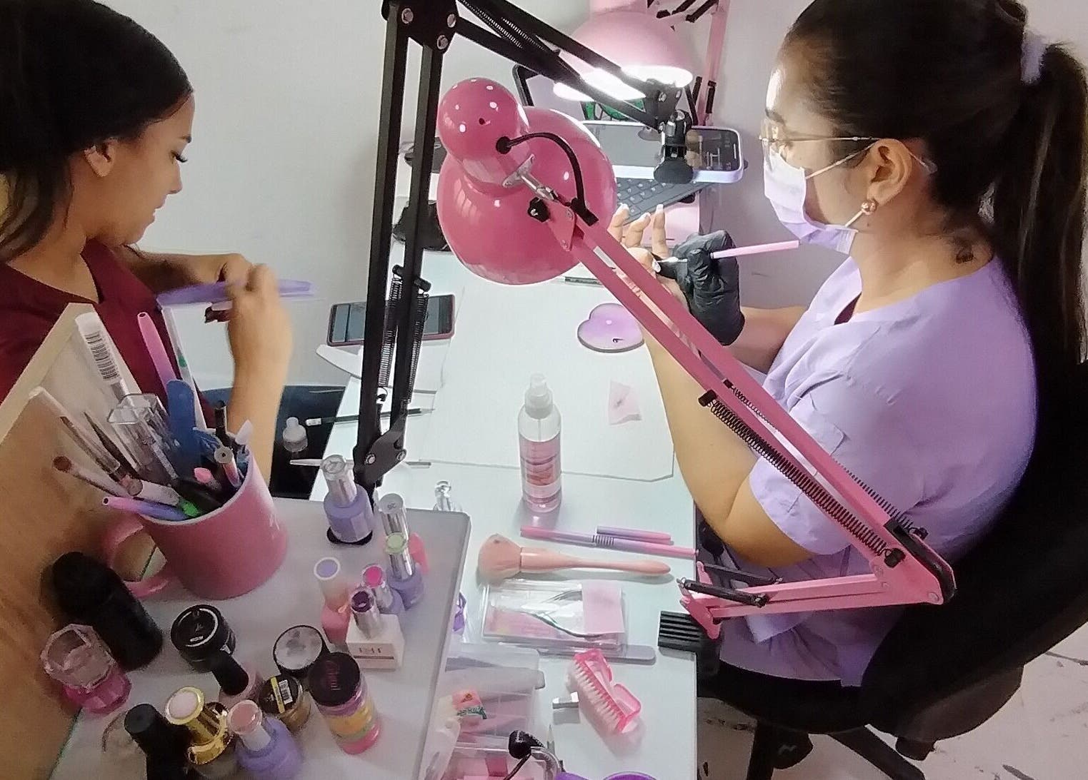 Manicura en progreso en Divi House Studio DHS, Neiva, Huila, CO, con herramientas de belleza profesionales.