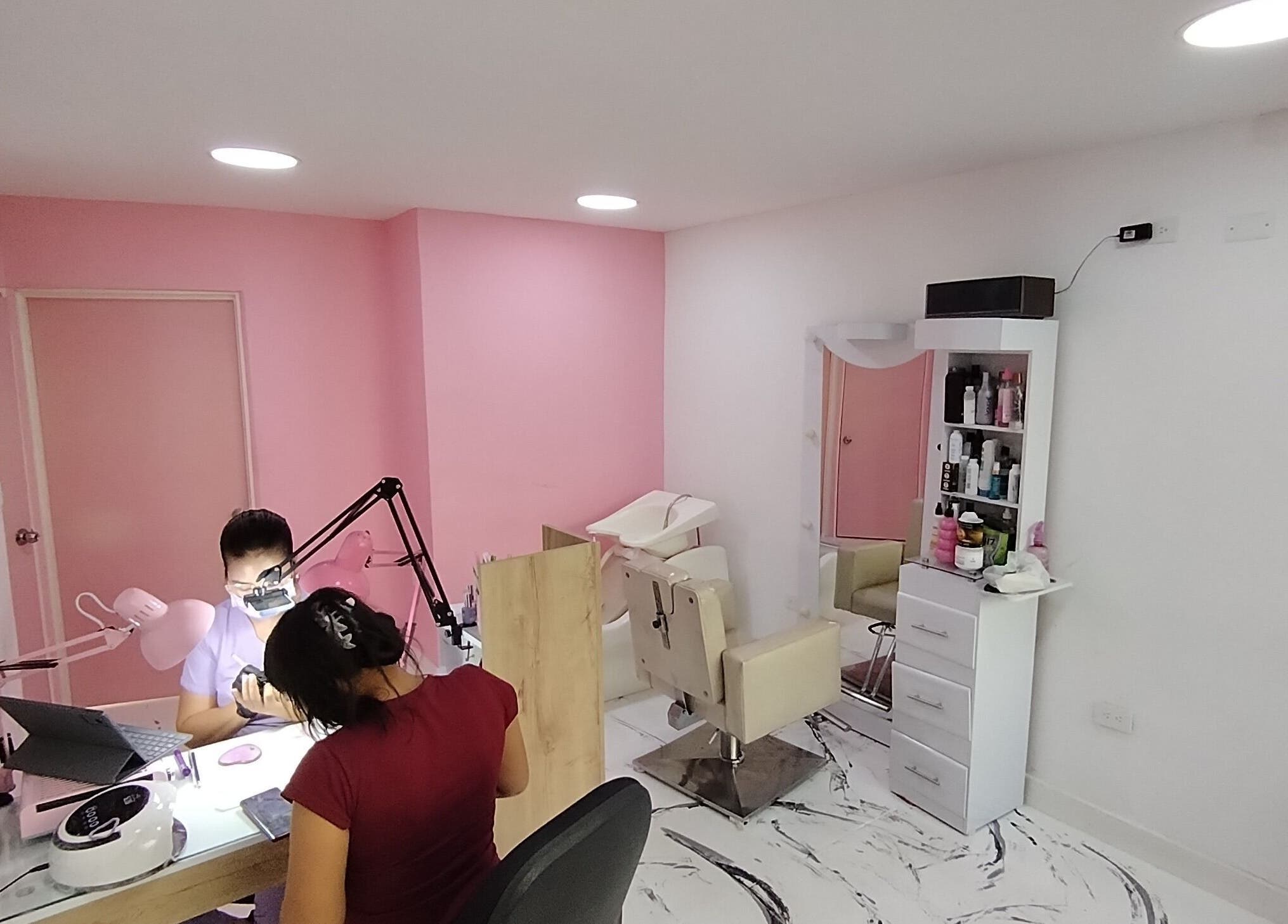 Divi House Studio DHS en Neiva, Huila, CO ofrece un espacio moderno para belleza con paredes rosadas y equipamiento especializado.