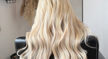 Blonde wavy hairstyle at No Audrey’Nary Locks in Tyldesley, England, GB.