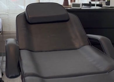 Fauteuil de soins esthétique de Tsh Body à Brest, Bretagne, FR, prêt pour une expérience de bien-être sophistiquée.