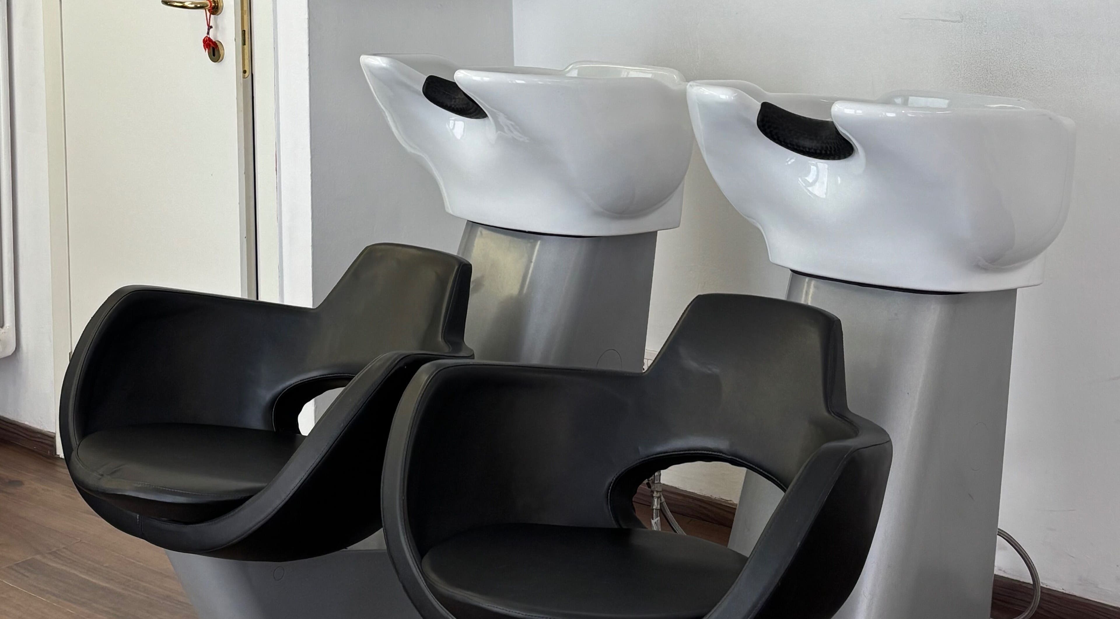 Postazione di lavaggio moderna presso Sell Barbers, Milano, Lombardia, IT per un'esperienza rilassante.