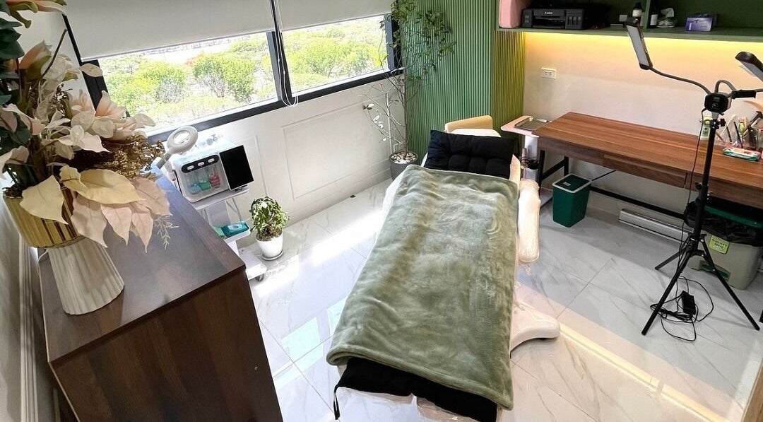 Relaxing treatment room at Le’ Brows Premieré in Muntinlupa, Metro Manila, PH with calming decor and sunlight.