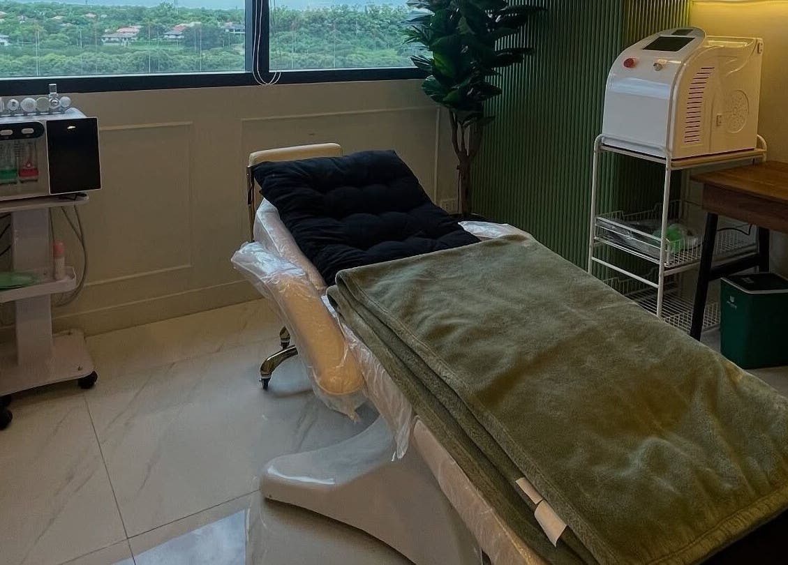 Relaxing spa room at Le’ Brows Premieré in Muntinlupa, Metro Manila, PH, with treatment bed and modern equipment.