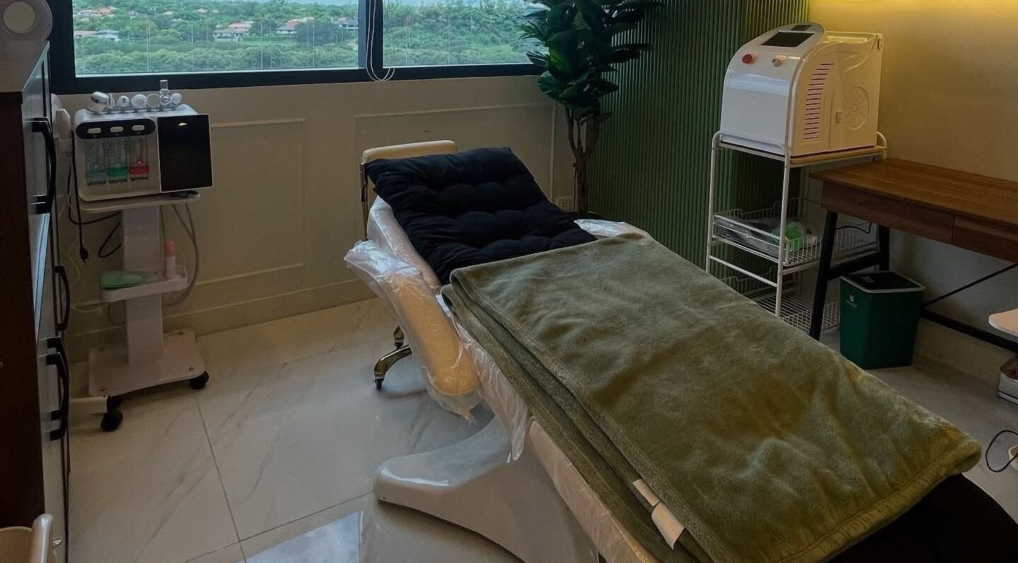 Relaxing spa room at Le’ Brows Premieré in Muntinlupa, Metro Manila, PH, with treatment bed and modern equipment.