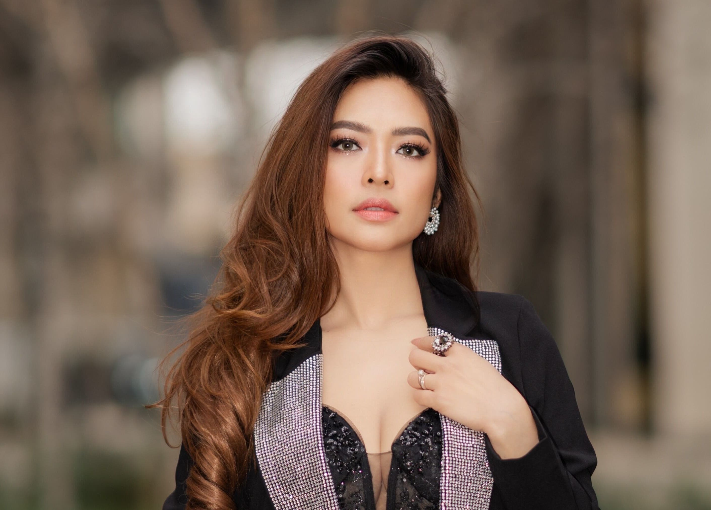 Stylish woman showcasing beauty at Le’ Brows Premieré in Muntinlupa, Metro Manila, PH.