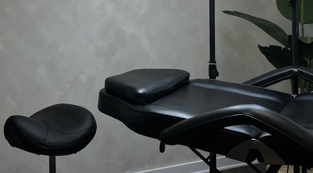 Fauteuil de soins élégant chez Lexy Ink Beauty, Montréal, Québec, CA.