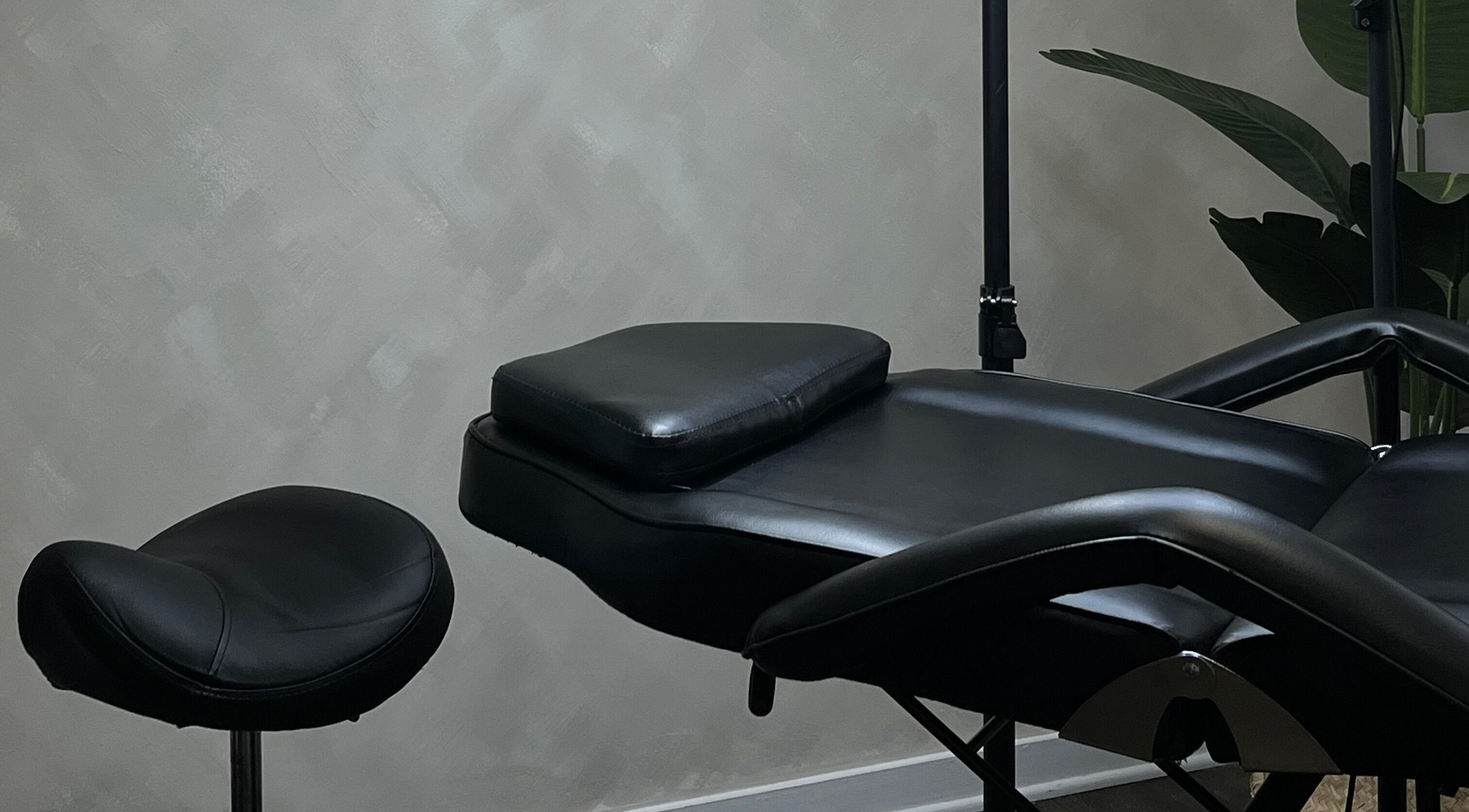 Chaise de soin moderne chez Lexy Ink Beauty, Montréal, Québec, CA, idéale pour des séances de beauté.