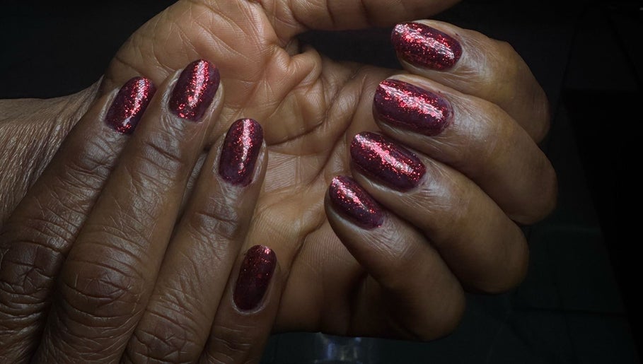 Ongles rouge brillant chez Hbeauty Nyon, manucure élégante à Nyon, Vaud, CH.