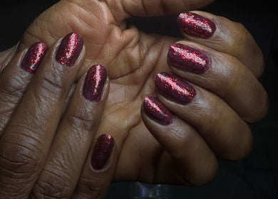 Ongles rouge brillant chez Hbeauty Nyon, manucure élégante à Nyon, Vaud, CH.