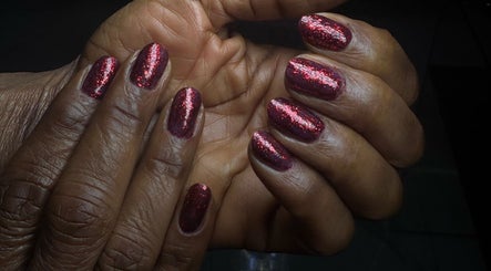 Ongles rouge brillant chez Hbeauty Nyon, manucure élégante à Nyon, Vaud, CH.