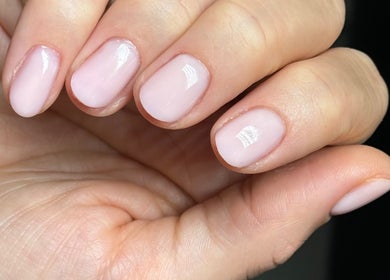 Ongles manucurés brillants à Hbeauty Nyon, Nyon, Vaud, CH.