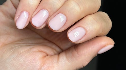Ongles manucurés brillants à Hbeauty Nyon, Nyon, Vaud, CH.