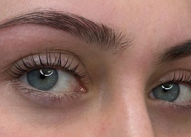 Sourcils et cils soignés à Hbeauty Nyon, Nyon, Vaud, CH, mettant en valeur des yeux bleus captivants.
