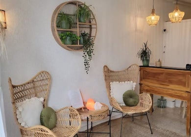 Coin détente chez Hbeauty Nyon, déco bois, Nyon, Vaud, CH. Ambiance chaleureuse et naturelle.