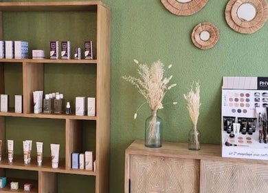 Produits de beauté élégants chez Hbeauty Nyon, Nyon, Vaud, CH, sur étagère en bois avec mur vert.