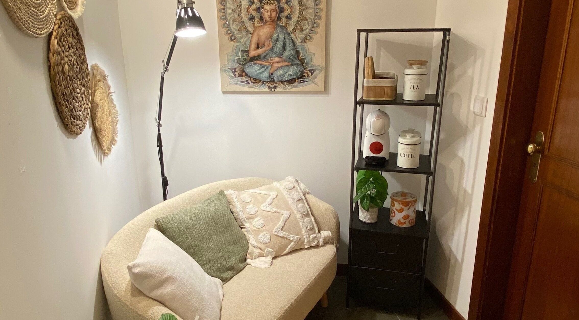 Espaço aconchegante em Camila Nails Pro, Viana Do Castelo, PT, com decoração acolhedora e detalhes serenos.