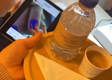 Serviço com água e café no Camila Nails Pro, Viana Do Castelo, PT, destacando hidratação e conforto do cliente.