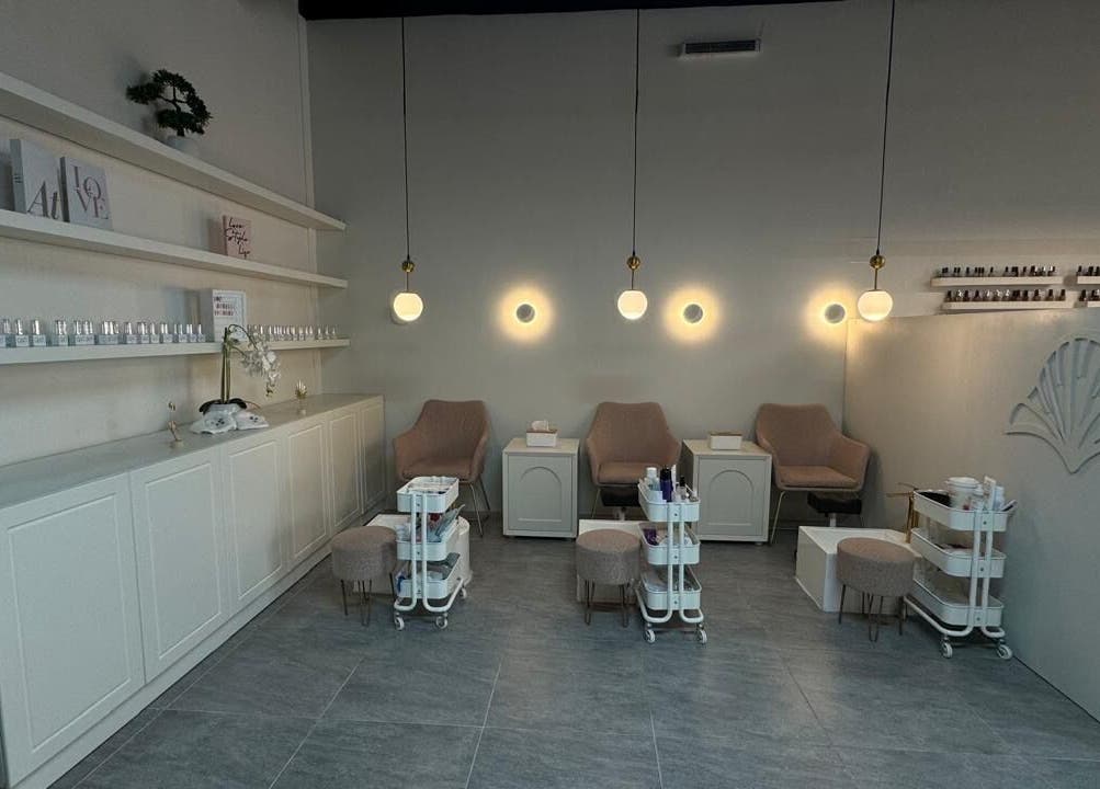 داخل صالون زهرة الكتان في الرياض، منطقة الجلوس بتصميم أنيق ومريح.