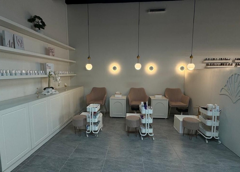 داخل صالون زهرة الكتان في الرياض، منطقة الجلوس بتصميم أنيق ومريح.