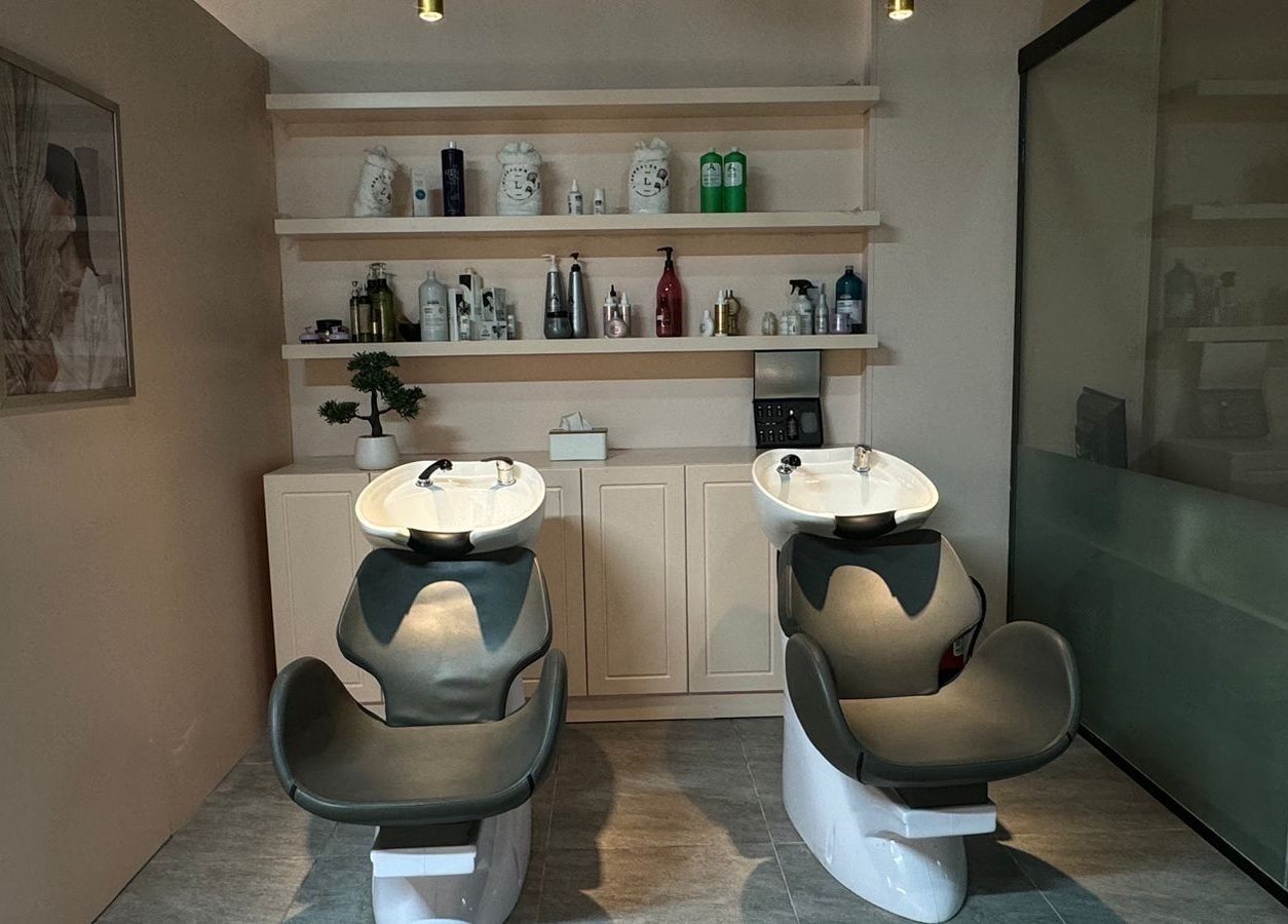 مرافق غسيل الشعر في صالون زهرة الكتان بالرياض، تسهيلات حديثة وراقية.