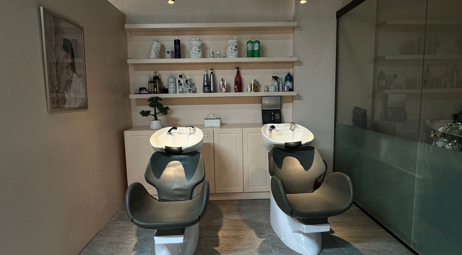 مرافق غسيل الشعر في صالون زهرة الكتان بالرياض، تسهيلات حديثة وراقية.