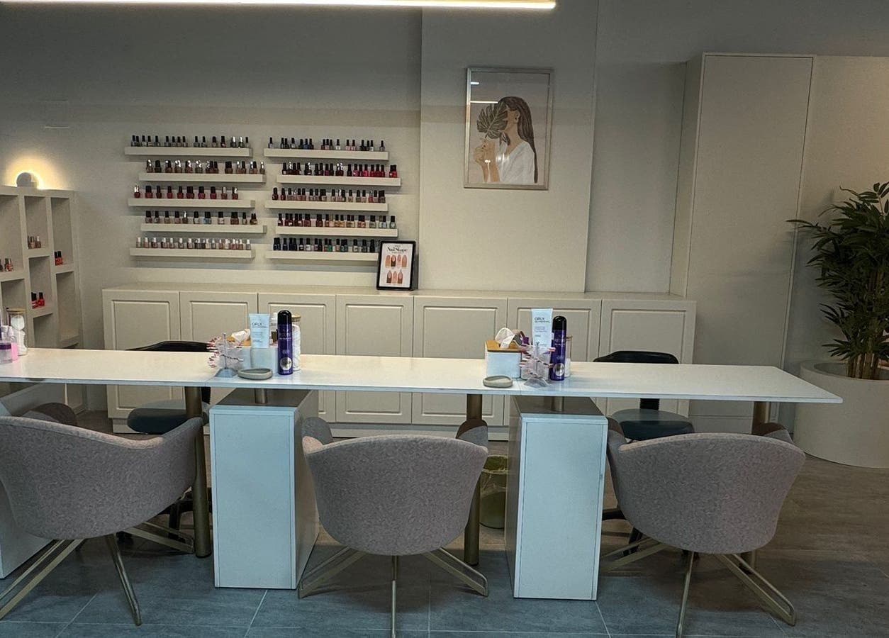 منطقة العناية بالأظافر في صالون زهرة الكتان بالرياض، تتميز بتصميم أنيق ومقاعد مريحة.