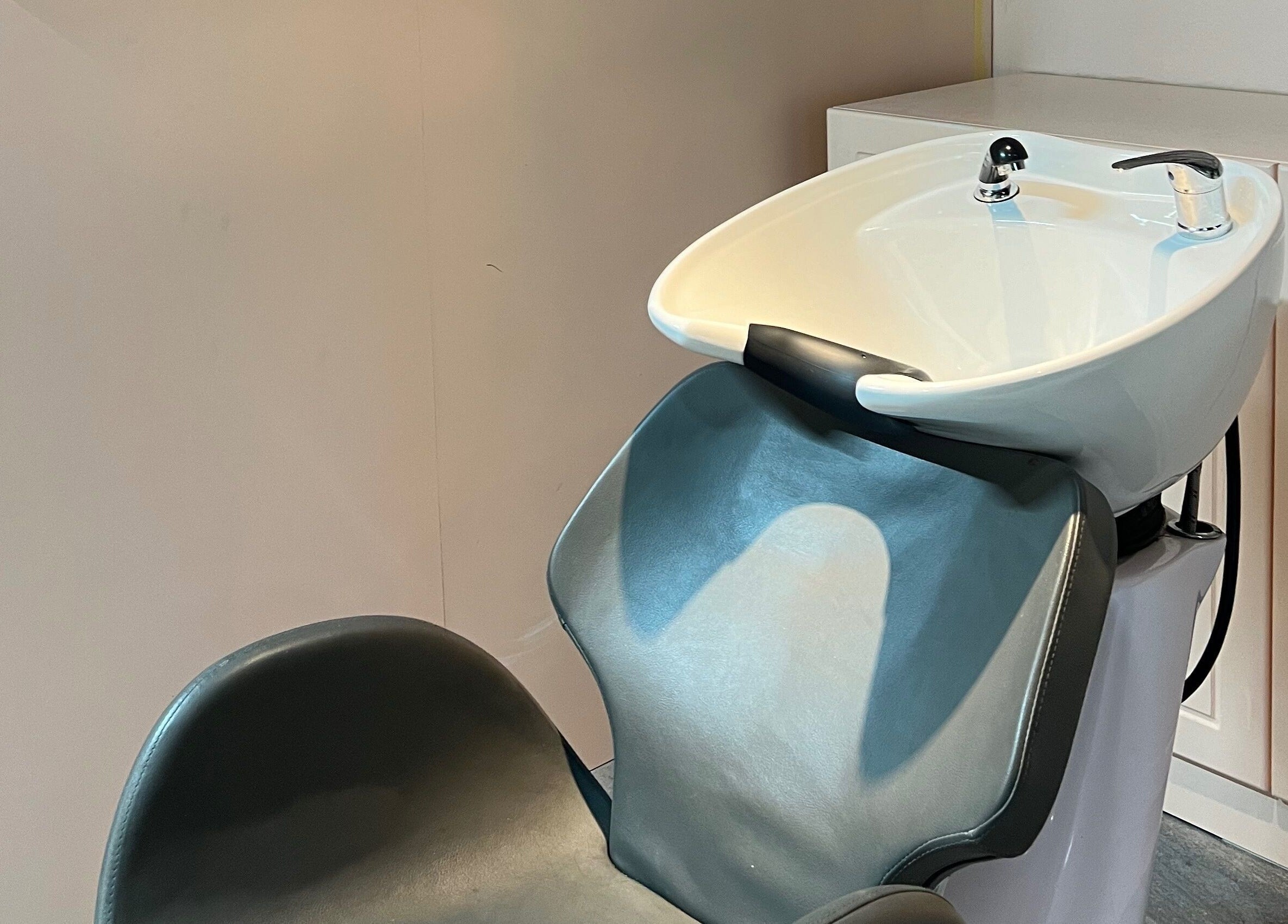 مغسلة شعر حديثة في صالون زهرة الكتان | صالون زهرة الكتان، الرياض، منطقة الرياض، السعودية.