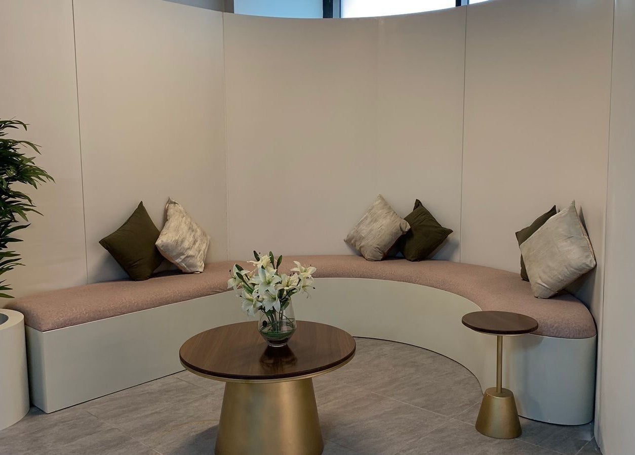 زاوية استرخاء في صالون زهرة الكتان بالرياض بديكور حديث وجميل.