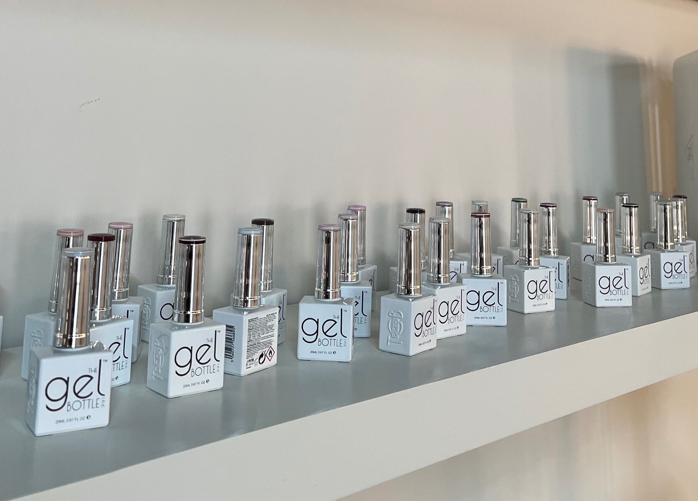 مجموعة طلاء جل في صالون زهرة الكتان، الرياض، الرياض، SA.