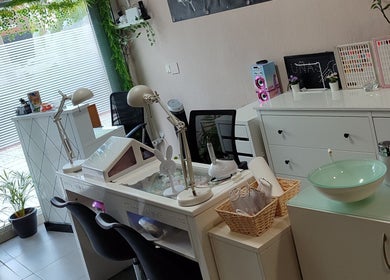 Sala de trabajo moderna en Yhara Nails Studio, Madrid, Comunidad De Madrid, ES, con muebles elegantes y plantas decorativas.