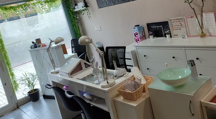 Sala de trabajo moderna en Yhara Nails Studio, Madrid, Comunidad De Madrid, ES, con muebles elegantes y plantas decorativas.