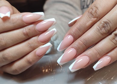 Manicura francesa con diseño moderno en Yhara Nails Studio, Madrid, Comunidad De Madrid, ES.