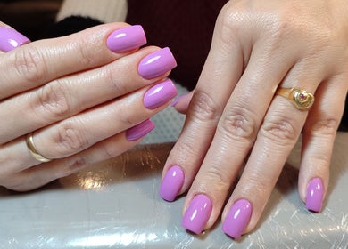 Manicura lila en Yhara Nails Studio, Madrid, Comunidad De Madrid, ES.