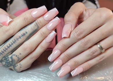Uñas decoradas con diseño elegante en Yhara Nails Studio, Madrid, Comunidad De Madrid, ES.